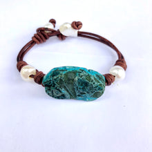 Load image into Gallery viewer, Women&#39;s Green Agate bracelet with white pearls and brown leather
