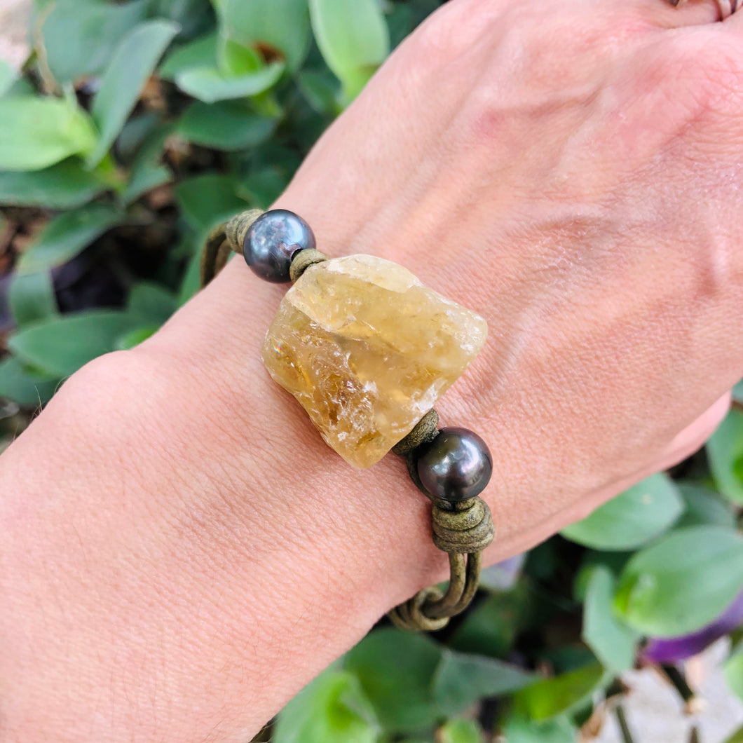 Women's Citrine bracelet with black pearls and green leather